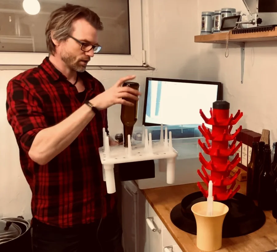 Lars Jørgensen braut Bier in seiner Brauerei